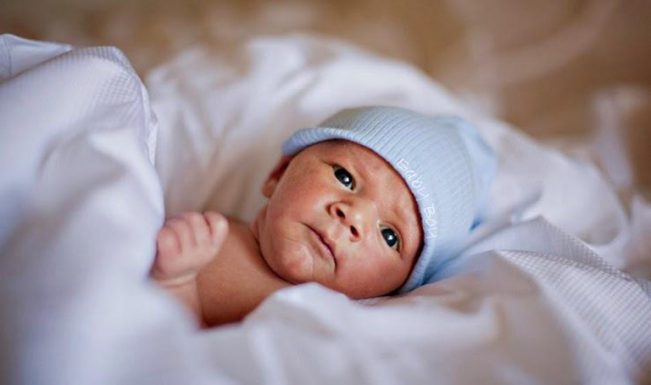 trẻ sơ sinh bị nổi đốm trắng trên da