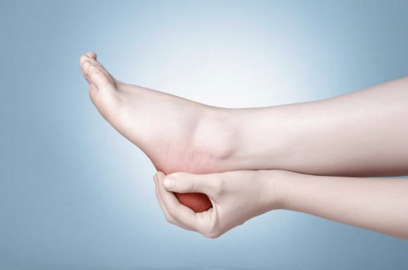 Viêm gan bàn chân còn có thể biến chứng thành gai xương gót.