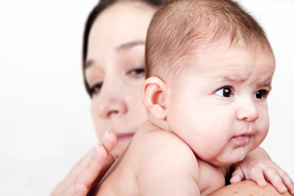 Trẻ quấy khóc liên tục và có hiện tượng nôn trớ, ọc sữa