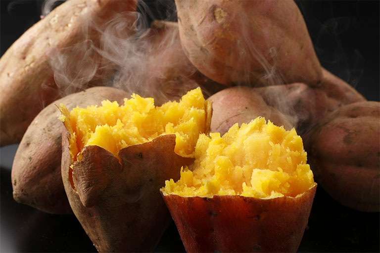Thưởng thức những củ khoai lang nóng để cải thiện chứng đau dạ dày