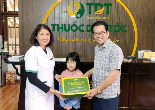 NSND Trần Nhượng và cháu gái đến điều trị dạ dày tại Thuốc dân tộc