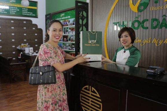 Chị Linh đặc biệt ấn tượng với dịch vụ thăm khám chữa bệnh tại Trung tâm Thuốc dân tộc