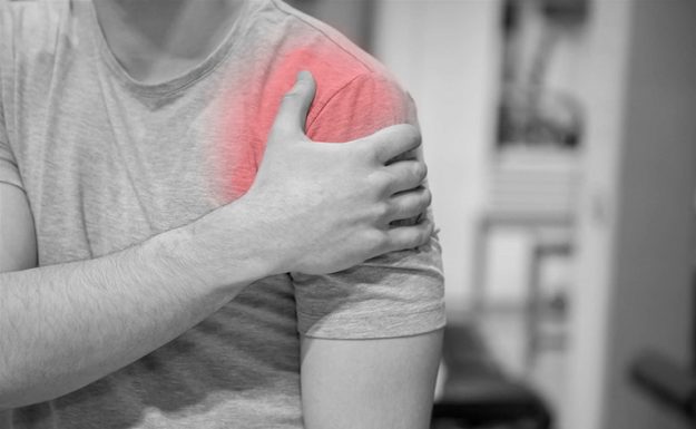 Bị trật khớp vai khi ngủ: Dấu hiệu và cách xử lý